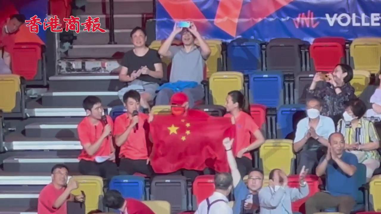 有片丨中國女排紅館首戰 波蘭爺爺跨越萬里來港追星 用中文說「中國加油！」