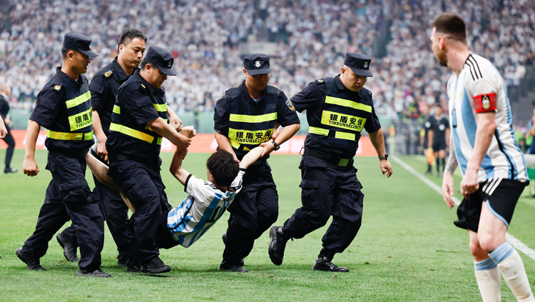 有片丨阿根廷隊球迷衝入球場擁抱美斯並與球員擊掌 保安繞場狂追