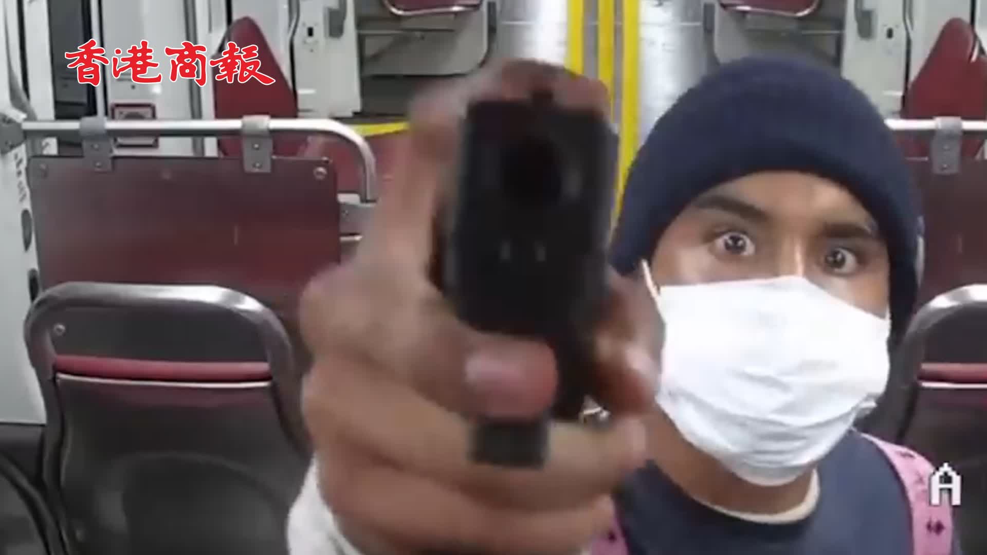 有片丨美一男子持槍在電車內來回搖晃 警方受威脅後將其擊斃