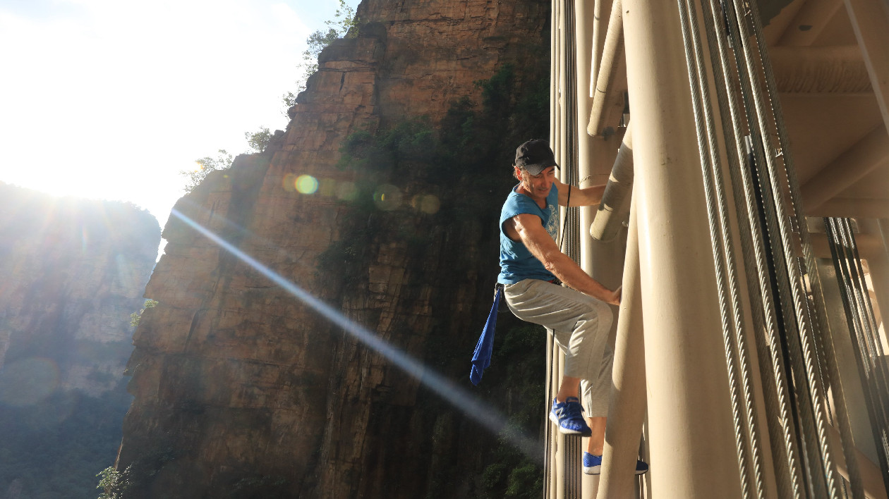 湖南張家界：法國攀岩運動員徒手攀爬百龍天梯
