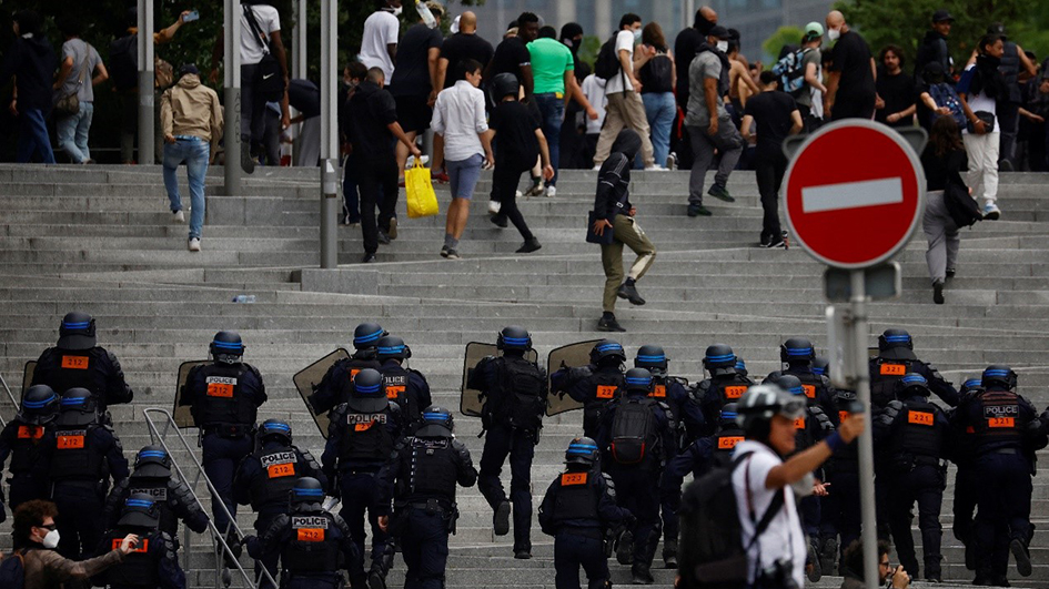 法國部署4萬名警察應對抗議騷亂 