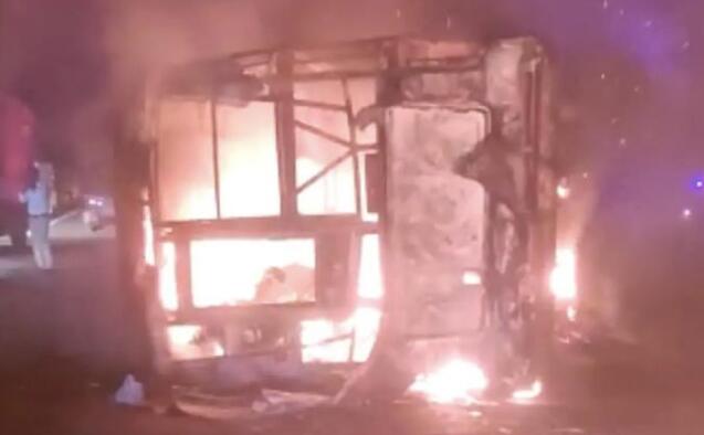 印度一輛公共汽車起火 已致25人死亡8人受傷
