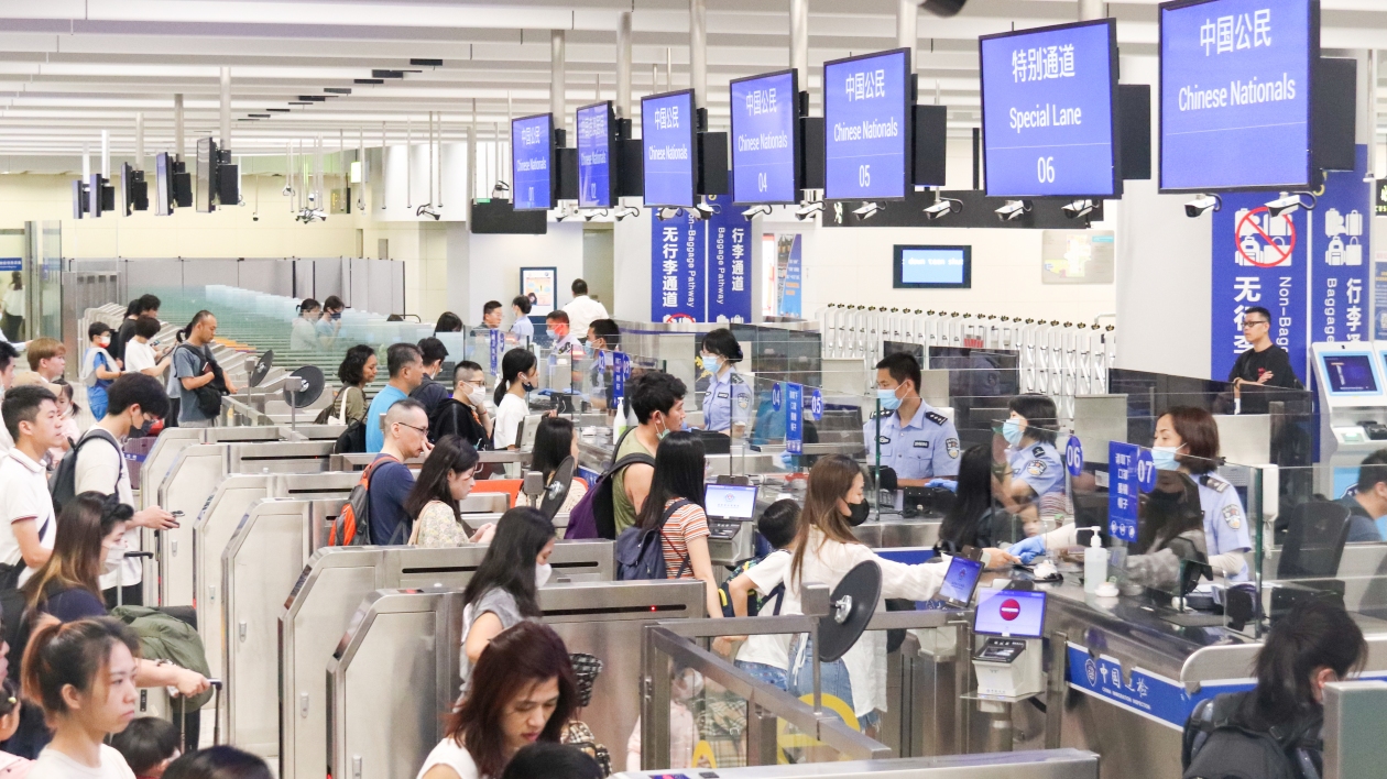 香港西九龍站往返四川省高鐵線路開通首日迎人潮