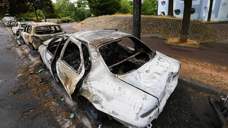 法國騷亂持續 一夜間超2000輛車被燒成廢鐵