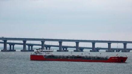 俄媒：俄一油輪在刻赤海峽遭烏方襲擊 