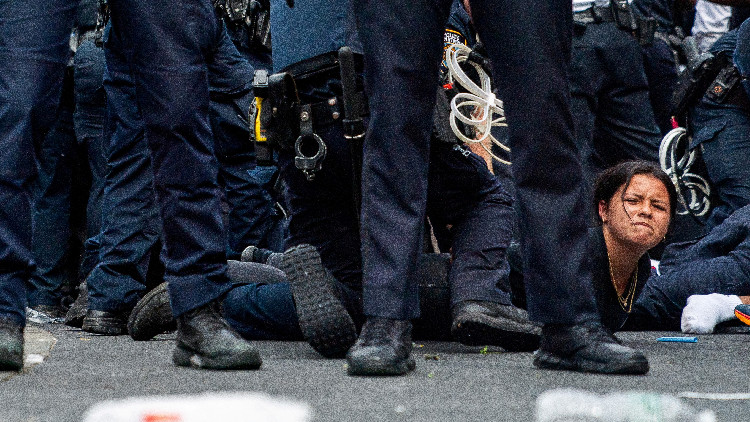 紐約發生騷亂 多名警察受傷65人被拘捕