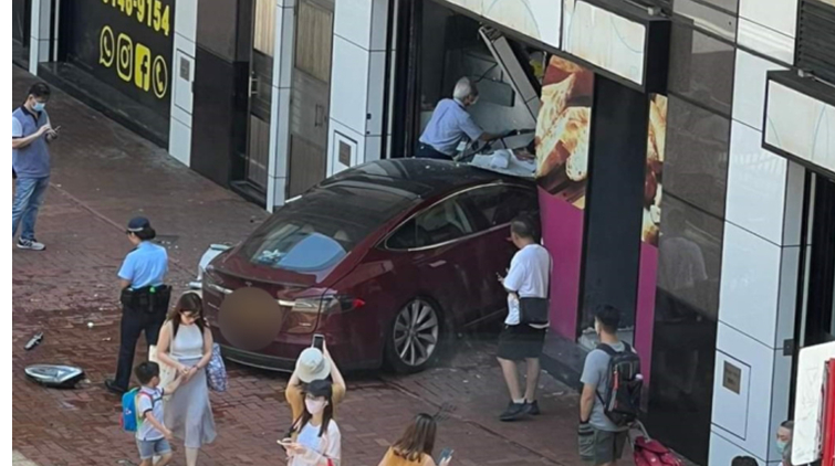 荃灣私家車失控鏟上行人路衝入超市 2人受傷送院