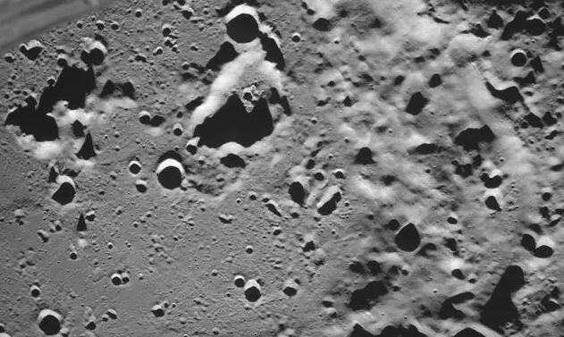 俄羅斯「月球-25」探測器傳回其首次拍攝的月球表面圖像