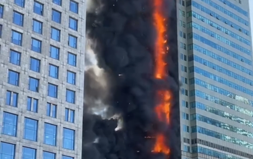 有片 | 天津一大廈突發火情：大樓一側被大火覆蓋 現場濃煙滾滾 