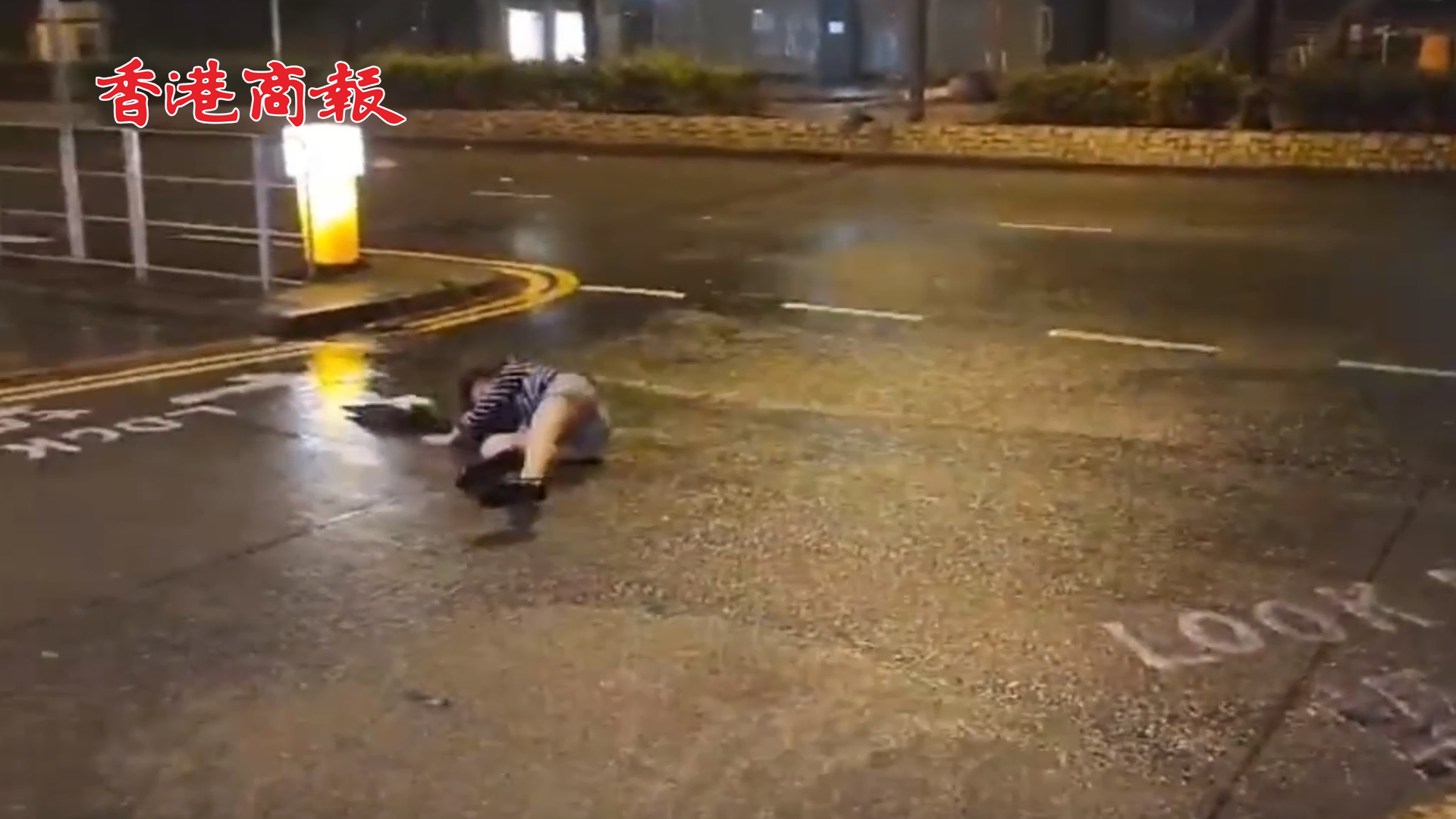 有片丨香港女子被颱風吹倒貼地滑行數米 網友：看着就疼 颱風天注意安全