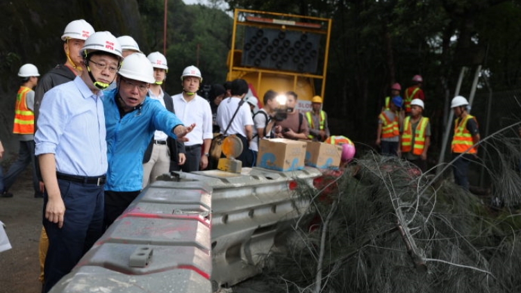 李家超抵石澳道視察：各部門爭分奪秒搶修 料今晚可打通道路連接