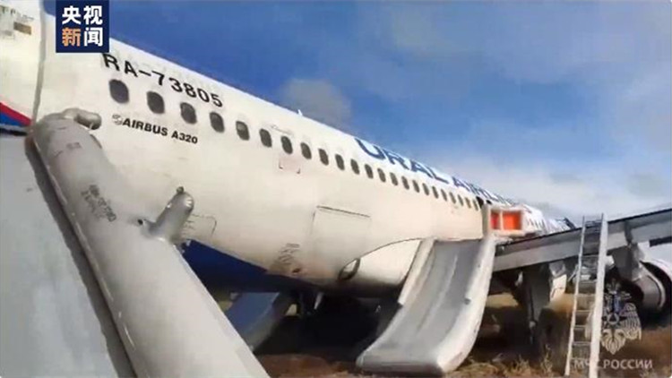 俄一客機田野迫降 初步調查顯示為液壓系統故障所致