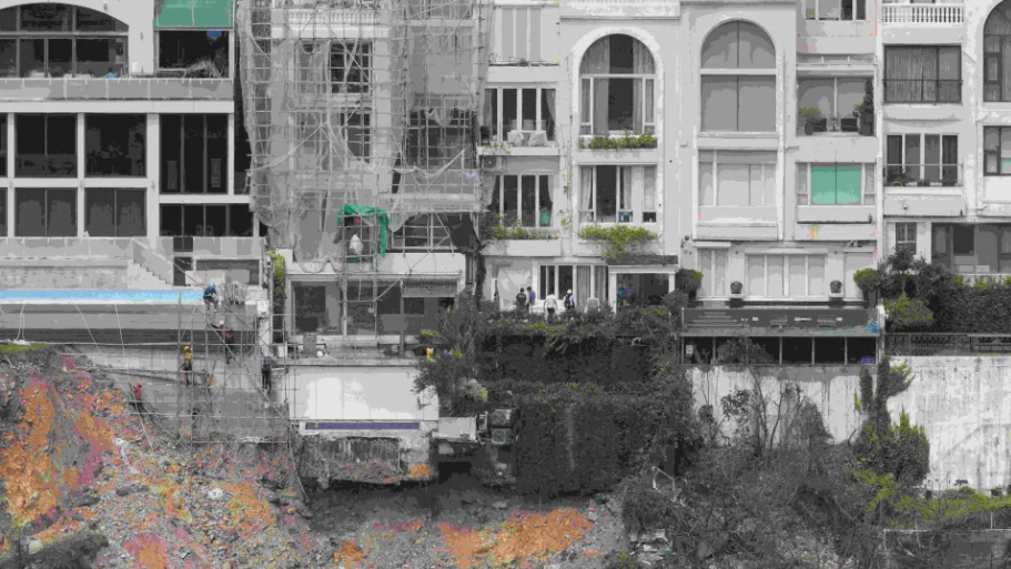 政府人員進入紅山半島74號屋調查 警員到場