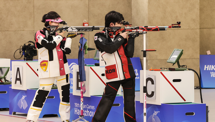 【亞運奪冠】10米氣步槍混合團體賽中國射擊「金童玉女」輕鬆再添一金