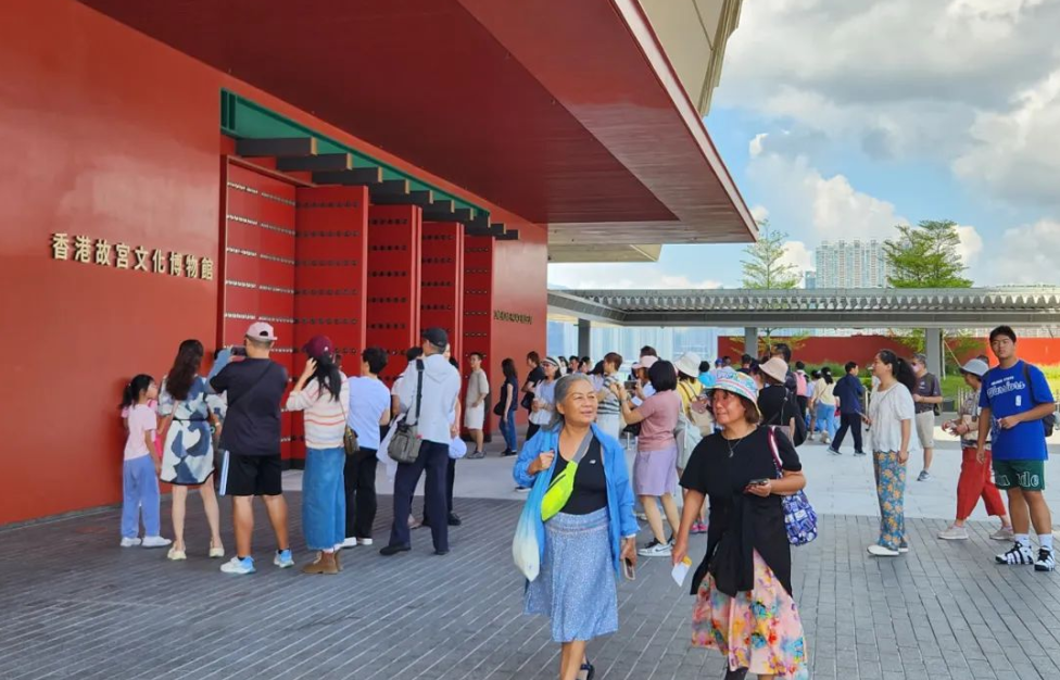 逛吃逛喝買買買 觀展看秀隨心行 超級黃金周 內地客迫爆香港