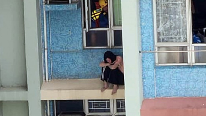 慈正邨女子危坐窗台 消防開救生氣墊戒備