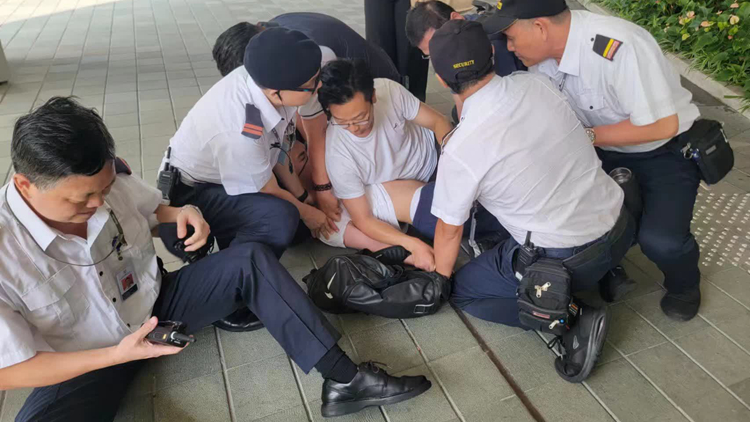 男子持刀襲擊政總保安被制服 2人受傷