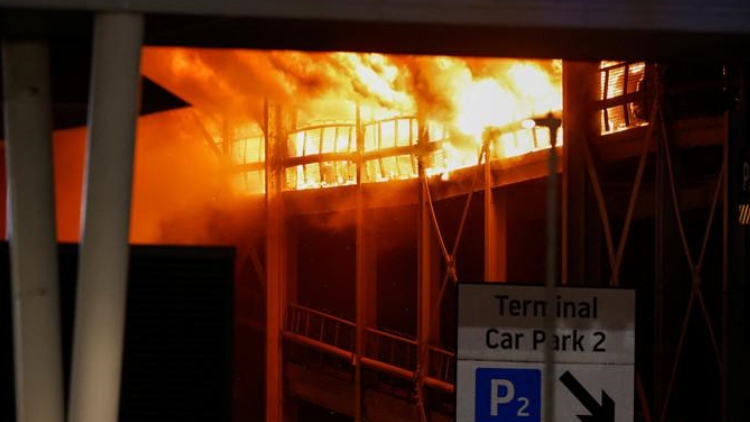 英國盧頓機場停車場發生火災 所有航班暫停