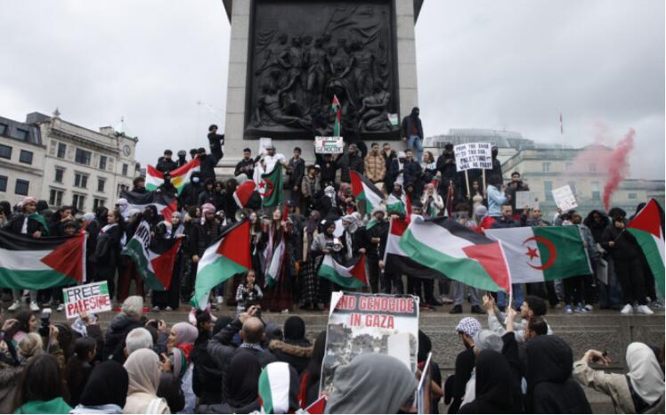 巴以衝突｜英國倫敦10萬人大遊行 高叫口號支持巴勒斯坦