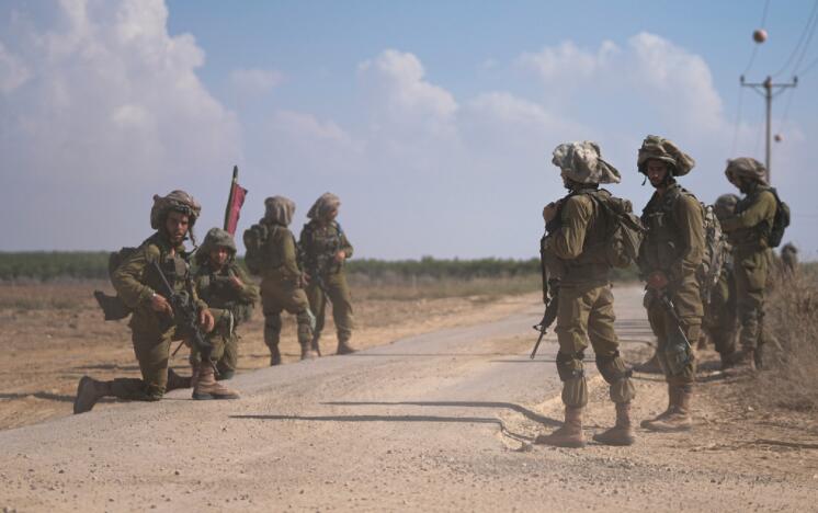 首批援助車隊進入加沙  以軍稱將加大對加沙地帶的打擊力度