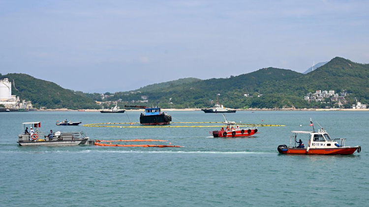 政府多部門舉行海上污染事故聯合演習 模擬兩船相撞溢漏燃油