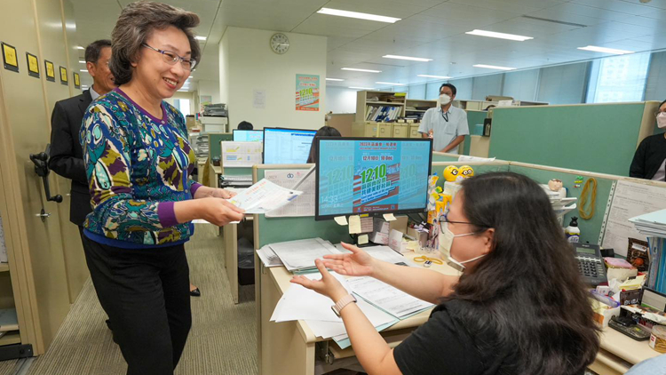 楊何蓓茵在政府總部「洗樓」宣傳 籲公務員區選踴躍投票