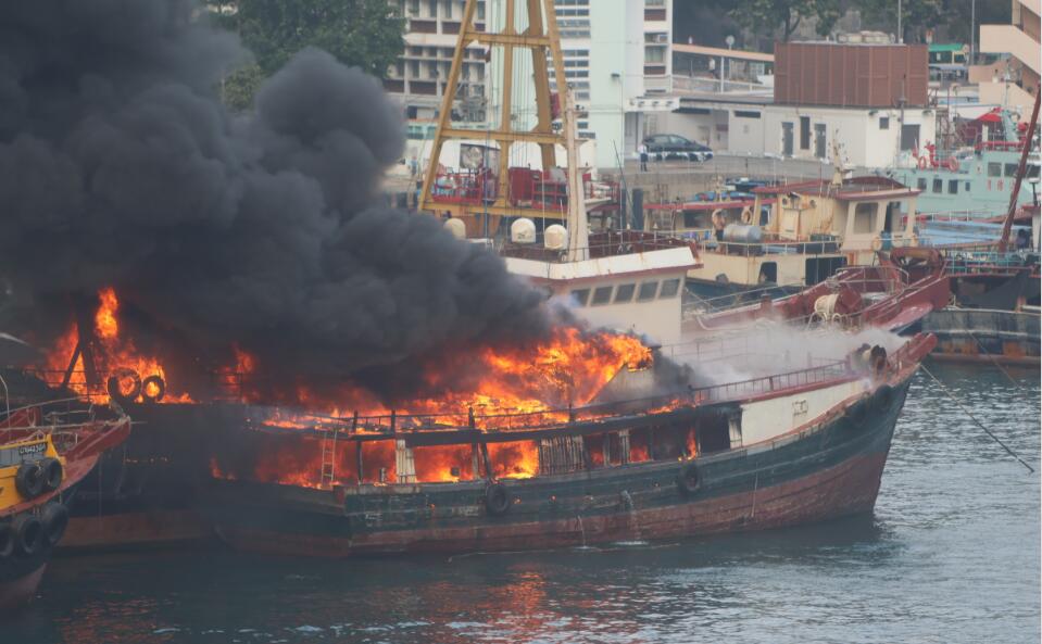 有片丨香港仔避風塘漁船起火 濃煙沖天