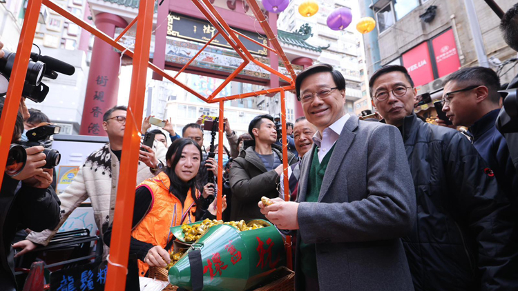 李家超到訪廟街及西九市集 指政府積極帶動香港活起來動起來