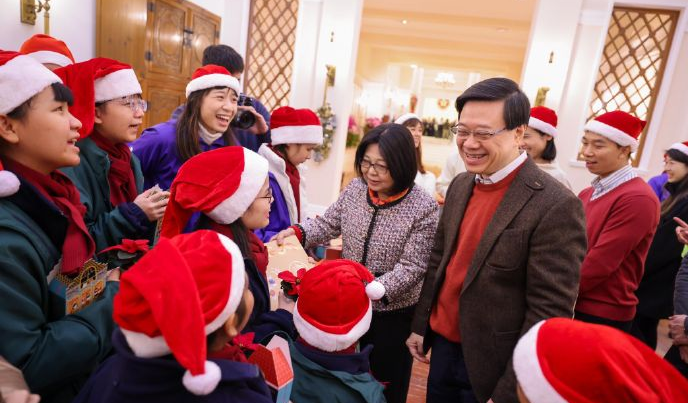 有片丨李家超邀學生到禮賓府歡度佳節 同建關愛共融聖誕氣氛