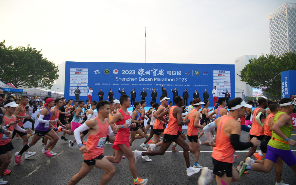 有片丨2萬名選手奔跑迎新年！2023深圳寶安馬拉松燃情開跑