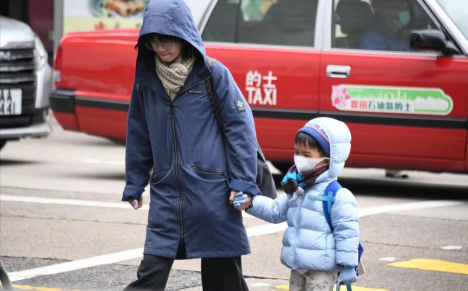 圖集 | 市區溫度降至6度 香港市民頂着嚴寒出行 