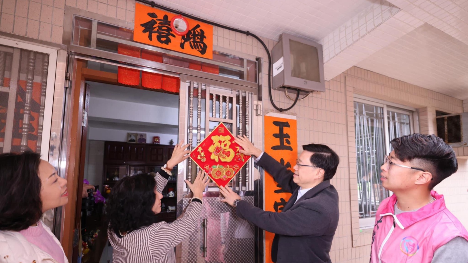 李家超率關愛隊進行新春家訪 與百名老友記吃團年飯