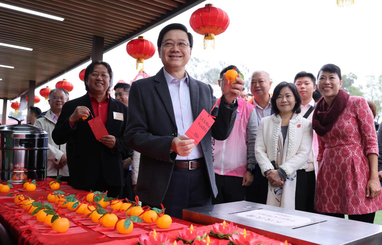 李家超率關愛隊新春家訪 與百名老友記吃團年飯共賀龍年