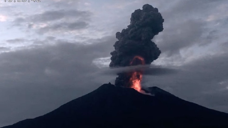 日本櫻島火山再噴發