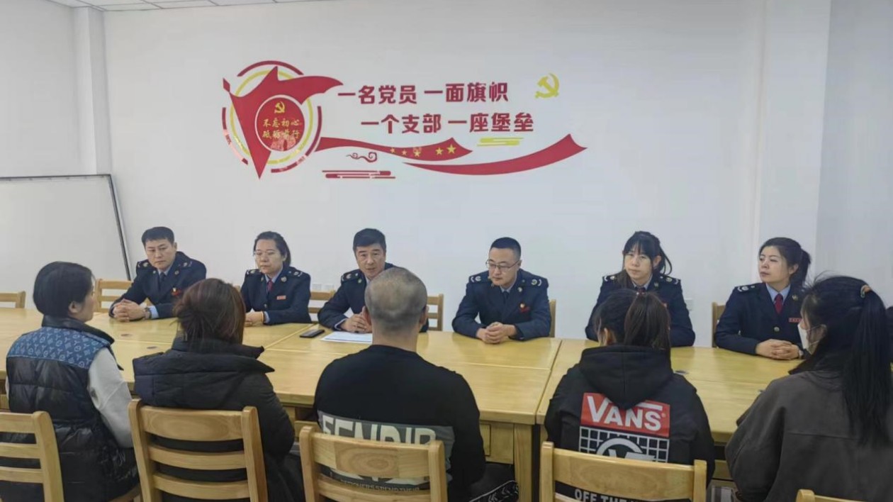 黑龍江集賢縣稅務局志願服務隊深入社區開展「學雷鋒普稅法」志願服務活動