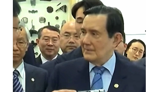 有片 | 馬英九訪大疆 化身「好奇寶寶」：為什麼無人機4隻腳？