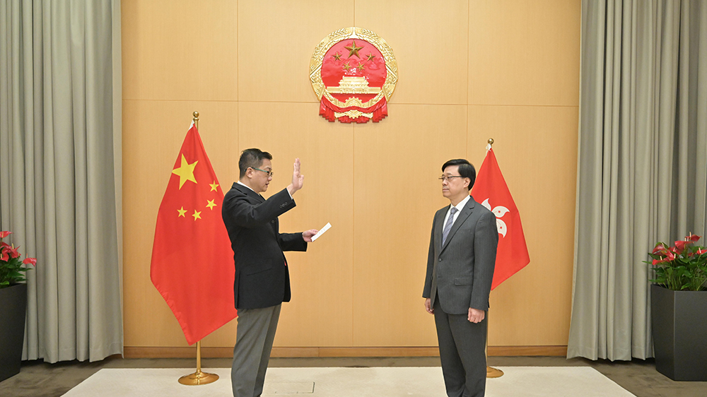 新任申訴專員陳積志宣誓 擁護基本法和效忠香港特區