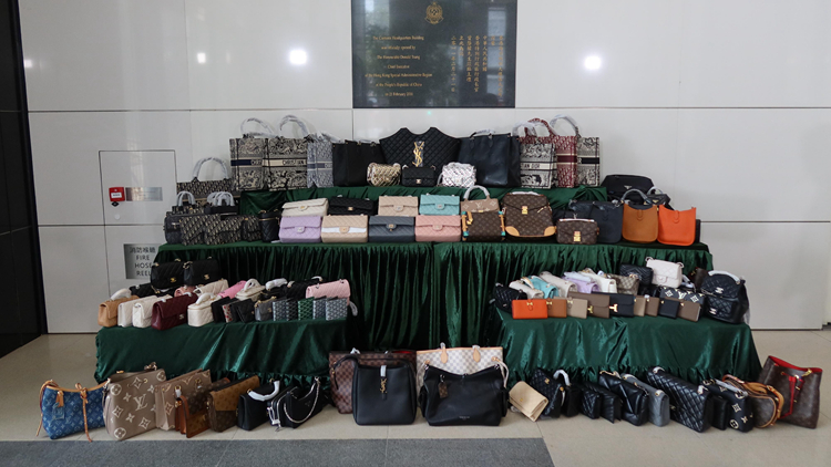 海關旺角打擊售賣冒牌物品 檢值210萬冒牌物品 拘2人