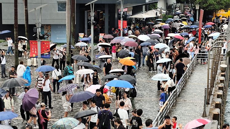 多圖｜截至上午10時 逾14.3萬人次出入境 4.3萬內地客來港