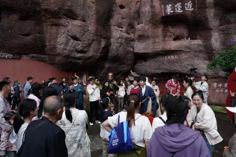 「五一」小長假首日 安徽休寧客似雲來