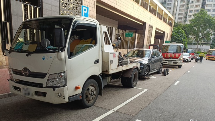 警方九龍城打擊交通違例 拖走9輛違泊車輛