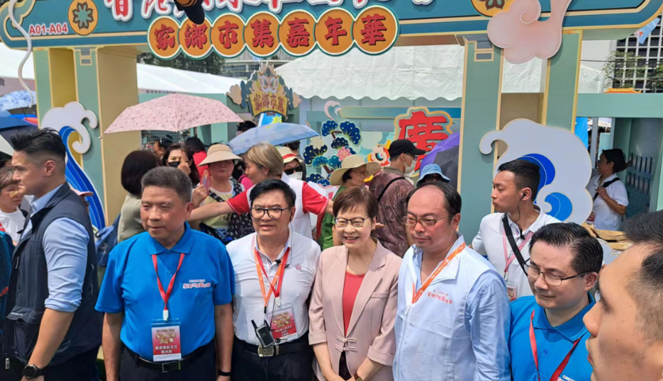 多圖丨第⼆屆同鄉社團家鄉市集嘉年華 林鄭月娥現身維園市集與市民合照