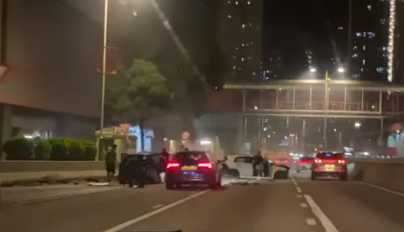 龍翔道私家車剷上巴士站 6人受傷包括1名途人