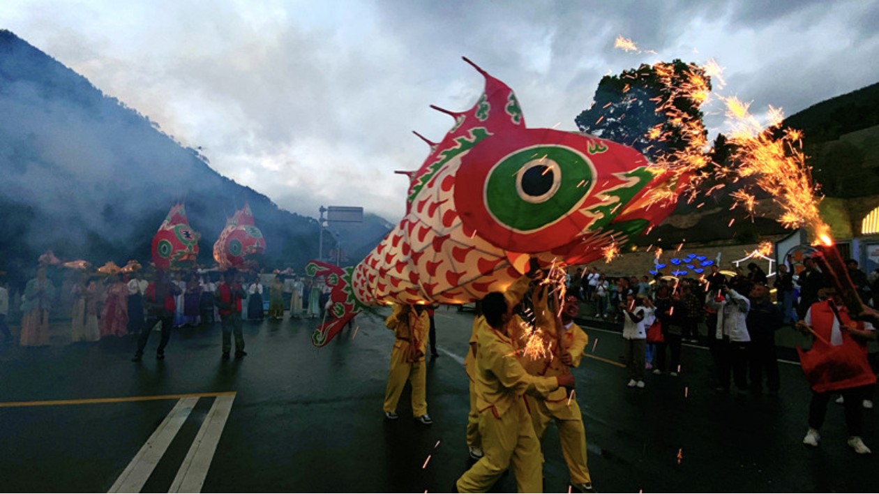 皖歙縣街口鎮：「兩省四地」龍舟競逐新安江