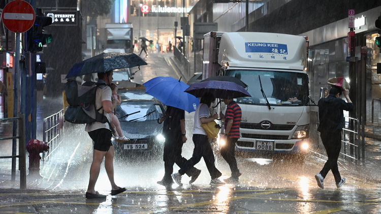天文台改發黃雨警告信號 荃灣葵青及元朗今早雨量超過100毫米
