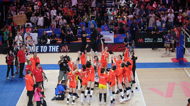 多圖｜拿到巴黎奧運入場券 3:0輕勝德國隊 中國女排隊員拋帽慶祝