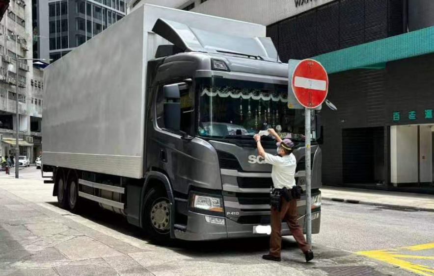 警方荃灣打擊違例泊車 發逾千張告票