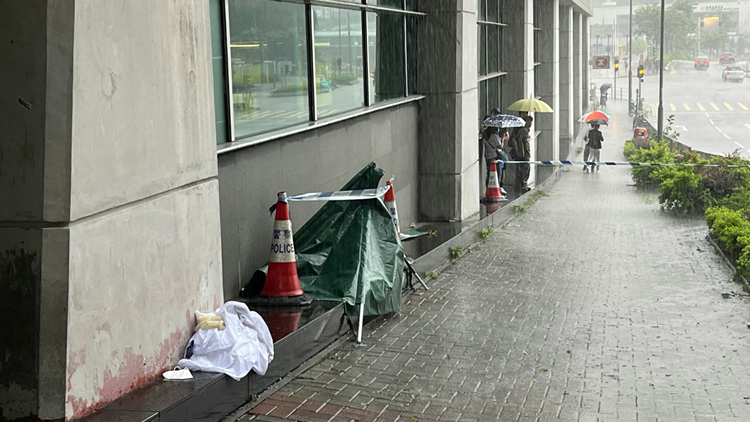 六旬男子倒斃港鐵調景嶺站外石壆邊 警方調查死因