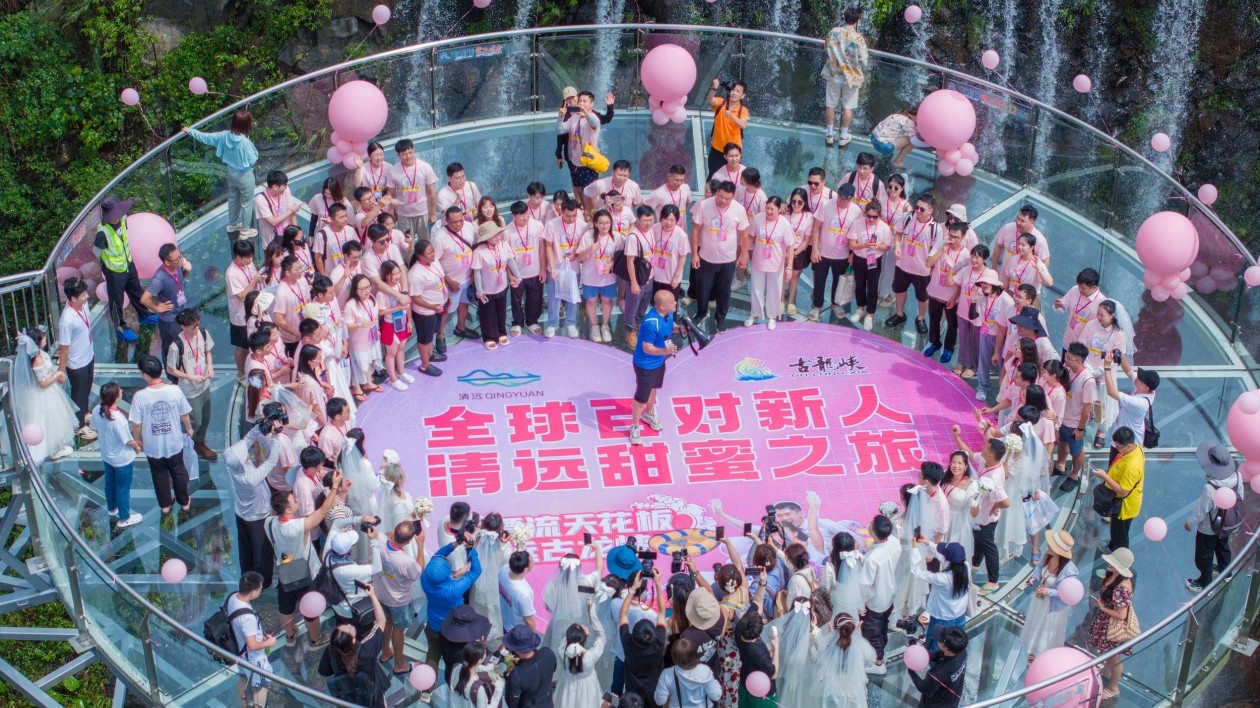 百艘漂流艇當「婚車」 全球百對新人齊漂古龍峽