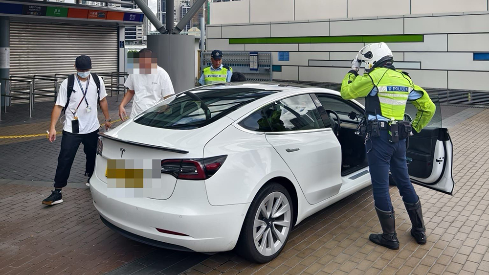 警方放蛇打擊白牌車非法載客 拘19男扣留18輛車